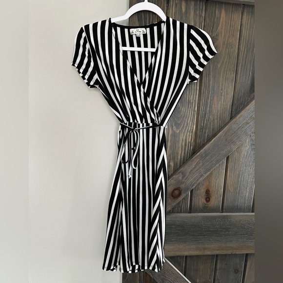 Poof New York Black White Striped Short Sleeve Tie Waist Faux Wrap Dress - Picture 1 of 3